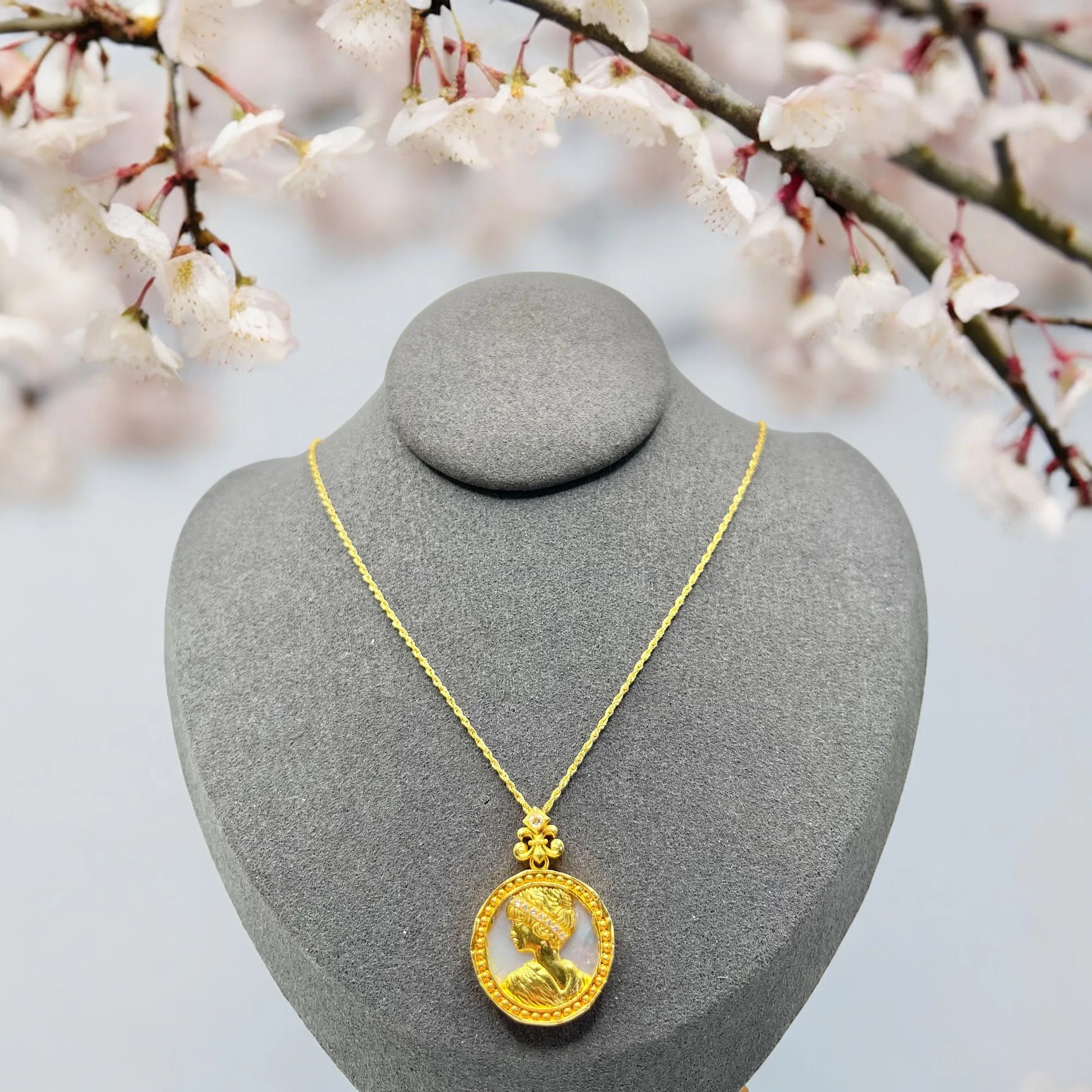 CAMEO PENDANT